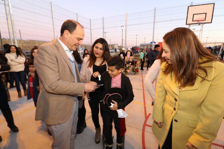 GOBIERNO ENTREGÓ LAS LLAVES DE SUS NUEVAS VIVIENDAS A MÁS DE 140 FAMILIAS DE LA SERENA GOBIERNO ENTREGÓ LAS LLAVES DE SUS NUEVAS VIVIENDAS A MÁS DE 140 FAMILIAS DE LA SERENA