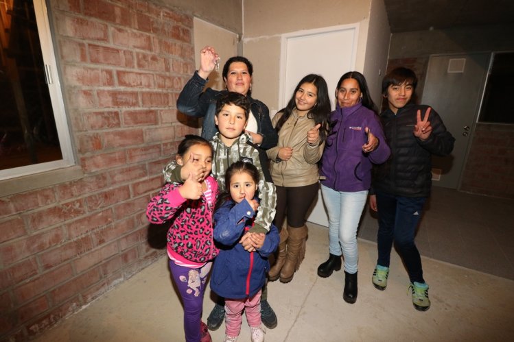GOBIERNO ENTREGÓ LAS LLAVES DE SUS NUEVAS VIVIENDAS A MÁS DE 140 FAMILIAS DE LA SERENA GOBIERNO ENTREGÓ LAS LLAVES DE SUS NUEVAS VIVIENDAS A MÁS DE 140 FAMILIAS DE LA SERENA