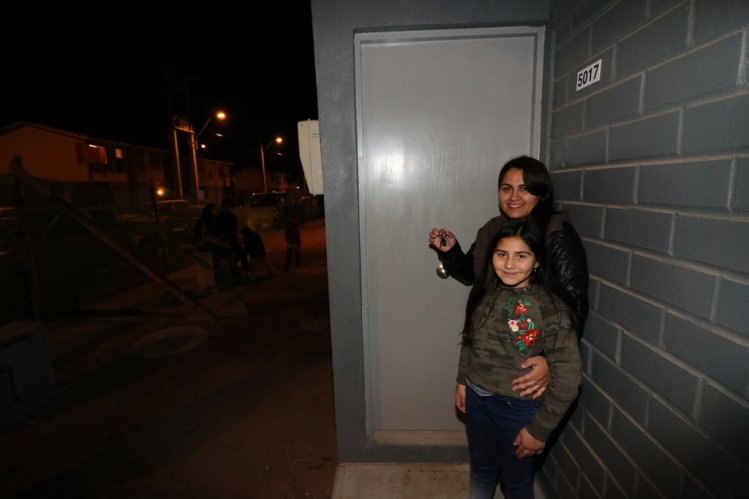 GOBIERNO ENTREGÓ LAS LLAVES DE SUS NUEVAS VIVIENDAS A MÁS DE 140 FAMILIAS DE LA SERENA GOBIERNO ENTREGÓ LAS LLAVES DE SUS NUEVAS VIVIENDAS A MÁS DE 140 FAMILIAS DE LA SERENA