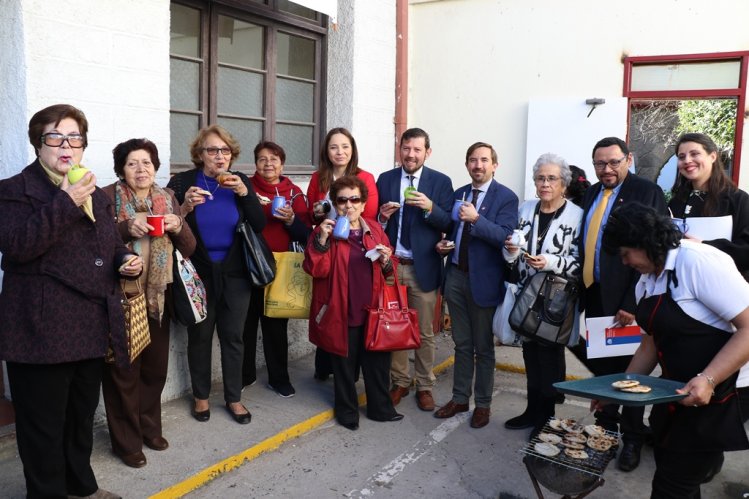 ADULTOS MAYORES COMPARTEN MATEADA PARA INFORMARSE ACERCA DEL SISTEMA PREVISIONAL ADULTOS MAYORES COMPARTEN MATEADA PARA INFORMARSE ACERCA DEL SISTEMA PREVISIONAL