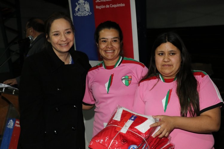 GOBIERNO ENTREGA IMPLEMENTACIÓN DEPORTIVA DE FÚTBOL FEMENINO A CLUBES DE VICUÑA Y PAIHUANO