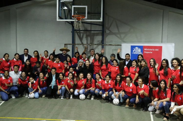 GOBIERNO ENTREGA IMPLEMENTACIÓN DEPORTIVA DE FÚTBOL FEMENINO A CLUBES DE VICUÑA Y PAIHUANO