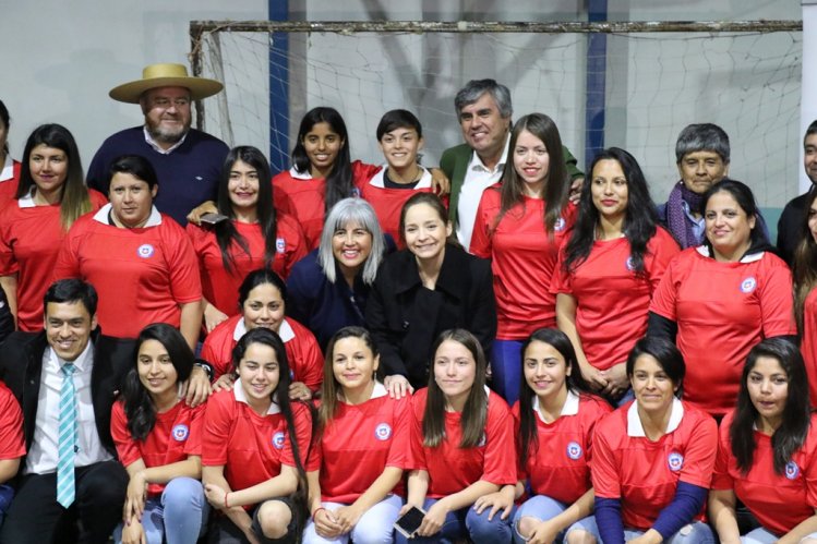 GOBIERNO ENTREGA IMPLEMENTACIÓN DEPORTIVA DE FÚTBOL FEMENINO A CLUBES DE VICUÑA Y PAIHUANO