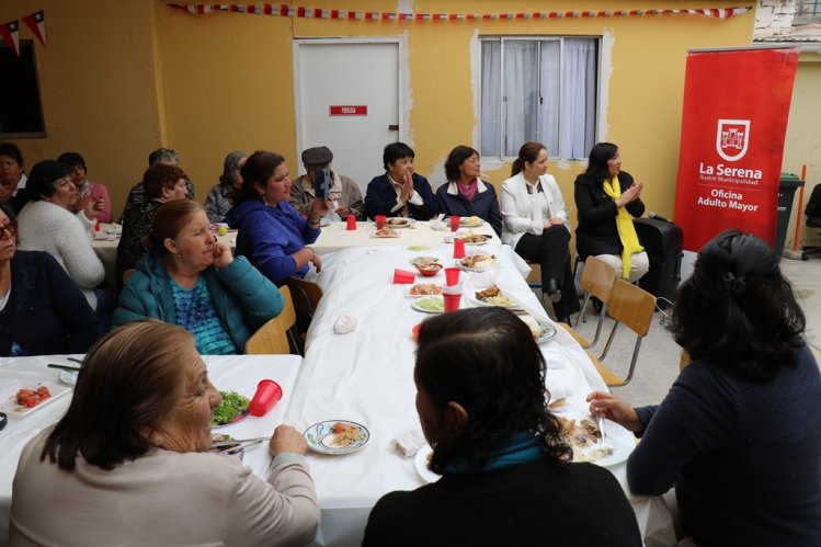 ADULTOS MAYORES DEL PROGRAMA VÍNCULOS COMPARTIERON EN JORNADA DIECIOCHERA