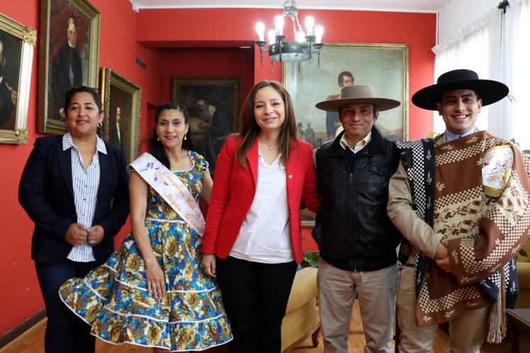 CAMPEONES DE CUECA SE LUCEN EN LA INTENDENCIA REGIONAL CAMPEONES DE CUECA SE LUCEN EN LA INTENDENCIA REGIONAL