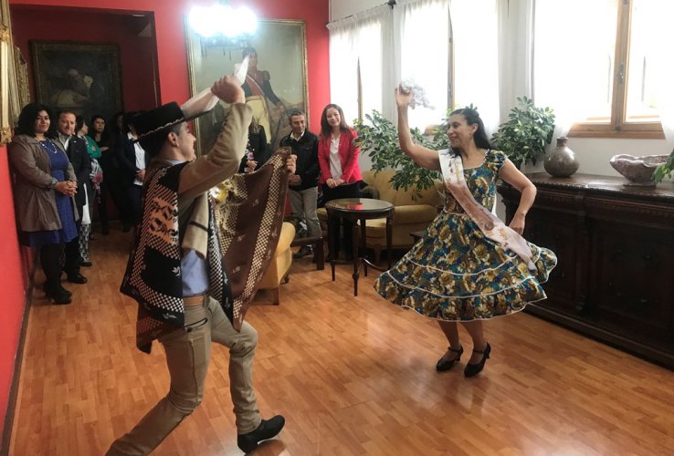 CAMPEONES DE CUECA SE LUCEN EN LA INTENDENCIA REGIONAL CAMPEONES DE CUECA SE LUCEN EN LA INTENDENCIA REGIONAL
