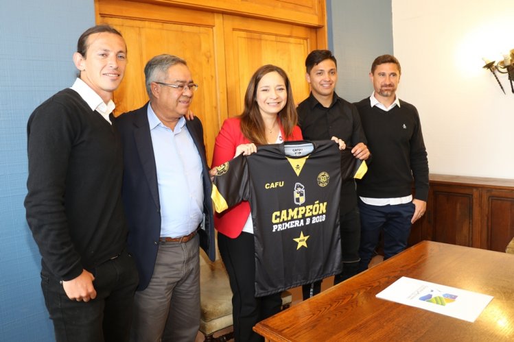 INTENDENTA LUCÍA PINTO RECIBE A REPRESENTANTES DE COQUIMBO UNIDO CON LA COPA DEL ASCENSO