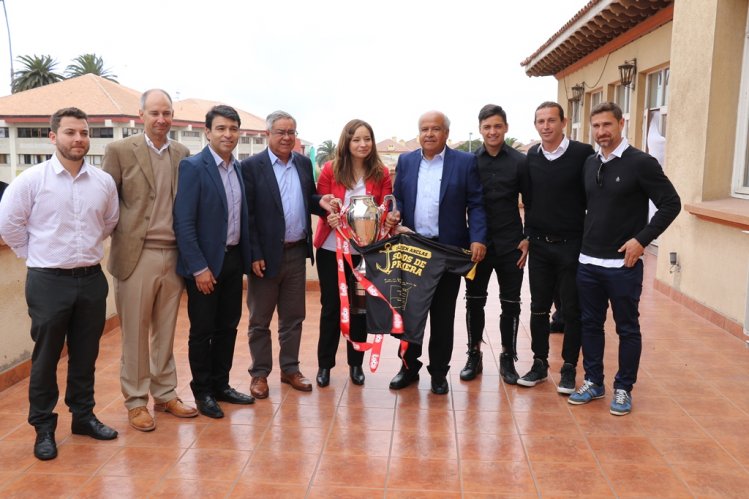 INTENDENTA LUCÍA PINTO RECIBE A REPRESENTANTES DE COQUIMBO UNIDO CON LA COPA DEL ASCENSO