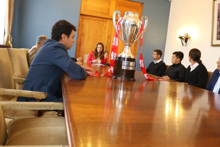 INTENDENTA LUCÍA PINTO RECIBE A REPRESENTANTES DE COQUIMBO UNIDO CON LA COPA DEL ASCENSO