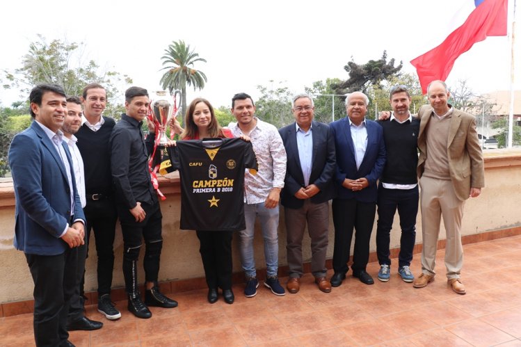 INTENDENTA LUCÍA PINTO RECIBE A REPRESENTANTES DE COQUIMBO UNIDO CON LA COPA DEL ASCENSO