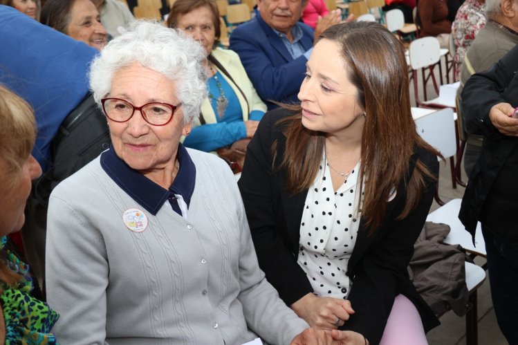 ADULTOS MAYORES DE LA SERENA CERRARON EL AÑO COREANDO LAS CANCIONES DE LOS HERMANOS ZABALETA EN LAS COMPAÑÍAS