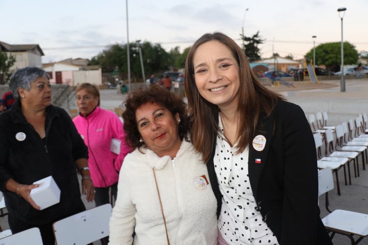 ADULTOS MAYORES DE LA SERENA CERRARON EL AÑO COREANDO LAS CANCIONES DE LOS HERMANOS ZABALETA EN LAS COMPAÑÍAS