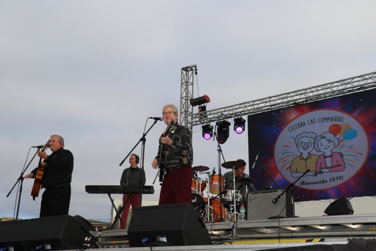 ADULTOS MAYORES DE LA SERENA CERRARON EL AÑO COREANDO LAS CANCIONES DE LOS HERMANOS ZABALETA EN LAS COMPAÑÍAS