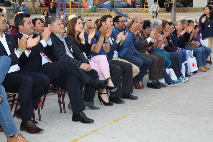 ADULTOS MAYORES DE LA SERENA CERRARON EL AÑO COREANDO LAS CANCIONES DE LOS HERMANOS ZABALETA EN LAS COMPAÑÍAS