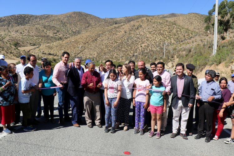 GOBIERNO PAVIMENTA CAMINOS RURALES EN CANELA