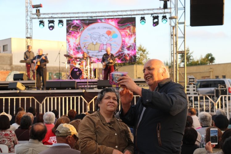 ADULTOS MAYORES DE LA SERENA CERRARON EL AÑO COREANDO LAS CANCIONES DE LOS HERMANOS ZABALETA EN LAS COMPAÑÍAS ADULTOS MAYORES DE LA SERENA CERRARON EL AÑO COREANDO LAS CANCIONES DE LOS HERMANOS ZABALETA EN LAS COMPAÑÍAS