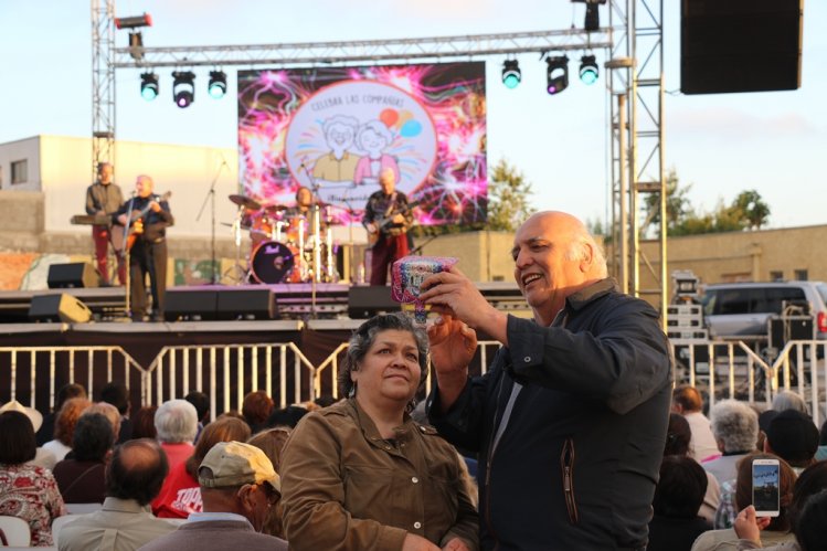 ADULTOS MAYORES DE LA SERENA CERRARON EL AÑO COREANDO LAS CANCIONES DE LOS HERMANOS ZABALETA EN LAS COMPAÑÍAS