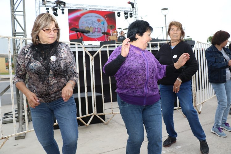 ADULTOS MAYORES DE LA SERENA CERRARON EL AÑO COREANDO LAS CANCIONES DE LOS HERMANOS ZABALETA EN LAS COMPAÑÍAS