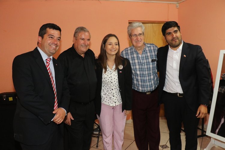 ADULTOS MAYORES DE LA SERENA CERRARON EL AÑO COREANDO LAS CANCIONES DE LOS HERMANOS ZABALETA EN LAS COMPAÑÍAS