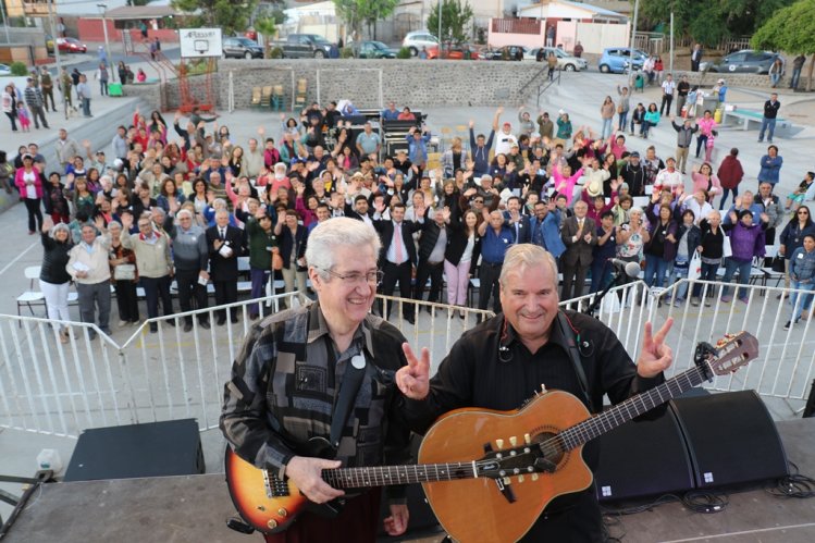 ADULTOS MAYORES DE LA SERENA CERRARON EL AÑO COREANDO LAS CANCIONES DE LOS HERMANOS ZABALETA EN LAS COMPAÑÍAS