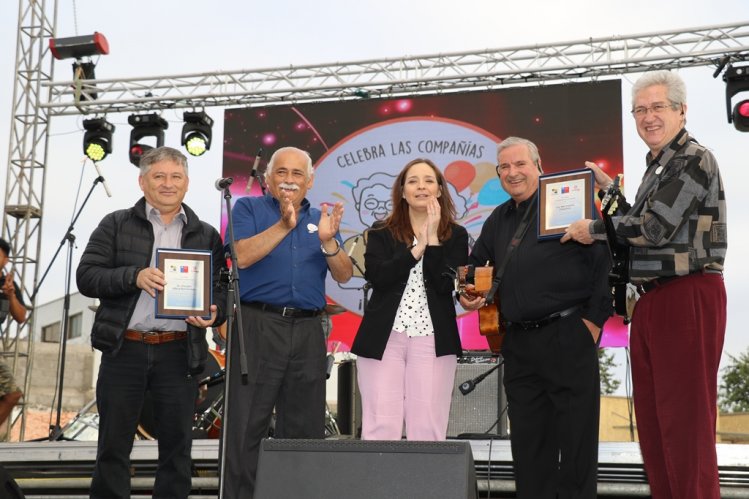 ADULTOS MAYORES DE LA SERENA CERRARON EL AÑO COREANDO LAS CANCIONES DE LOS HERMANOS ZABALETA EN LAS COMPAÑÍAS