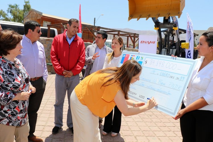 PEQUEÑOS MINEROS DE ANDACOLLO Y LA HIGUERA RECIBEN MÁS DE 80 MILLONES DE PESOS PARA INVERTIR EN SEGURIDAD Y PRODUCTIVIDAD. PEQUEÑOS MINEROS DE ANDACOLLO Y LA HIGUERA RECIBEN MÁS DE 80 MILLONES DE PESOS PARA INVERTIR EN SEGURIDAD Y PRODUCTIVIDAD.