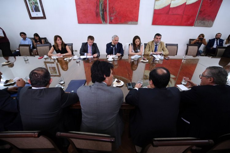 GOBIERNO EVALÚA MEDIDA PARA AYUDAR A FAMILIAS AFECTADAS POR LA ESCASEZ HÍDRICA GOBIERNO EVALÚA MEDIDA PARA AYUDAR A FAMILIAS AFECTADAS POR LA ESCASEZ HÍDRICA
