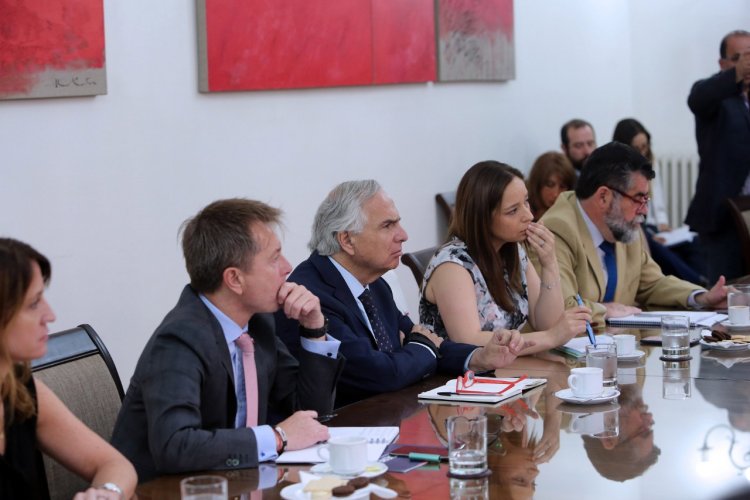 GOBIERNO EVALÚA MEDIDA PARA AYUDAR A FAMILIAS AFECTADAS POR LA ESCASEZ HÍDRICA GOBIERNO EVALÚA MEDIDA PARA AYUDAR A FAMILIAS AFECTADAS POR LA ESCASEZ HÍDRICA