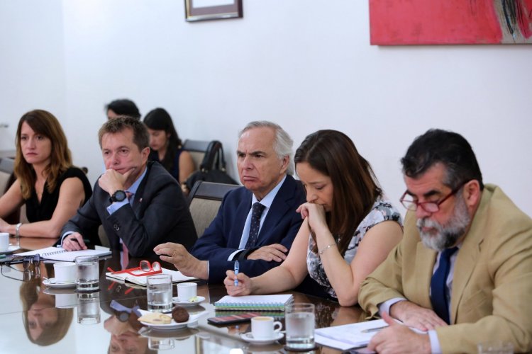 GOBIERNO EVALÚA MEDIDA PARA AYUDAR A FAMILIAS AFECTADAS POR LA ESCASEZ HÍDRICA GOBIERNO EVALÚA MEDIDA PARA AYUDAR A FAMILIAS AFECTADAS POR LA ESCASEZ HÍDRICA