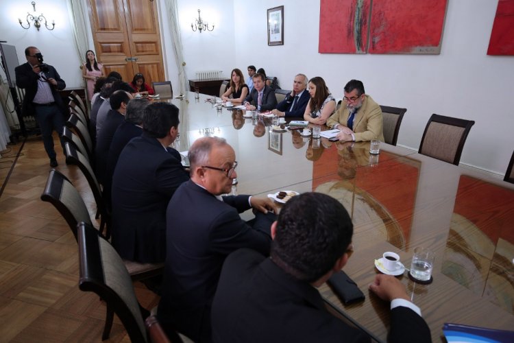 GOBIERNO EVALÚA MEDIDA PARA AYUDAR A FAMILIAS AFECTADAS POR LA ESCASEZ HÍDRICA GOBIERNO EVALÚA MEDIDA PARA AYUDAR A FAMILIAS AFECTADAS POR LA ESCASEZ HÍDRICA