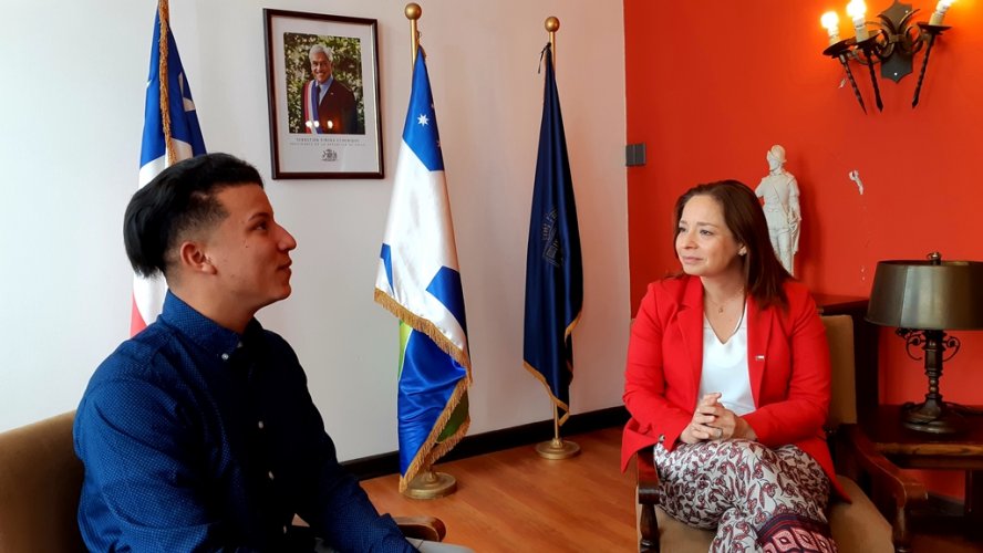 INTENDENTA PINTO DESTACA LOGROS DE JOVEN ESTUDIANTE EXTRANJERO INTENDENTA PINTO DESTACA LOGROS DE JOVEN ESTUDIANTE EXTRANJERO
