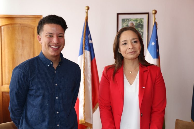 INTENDENTA PINTO DESTACA LOGROS DE JOVEN ESTUDIANTE EXTRANJERO INTENDENTA PINTO DESTACA LOGROS DE JOVEN ESTUDIANTE EXTRANJERO