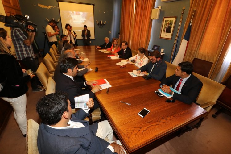 GOBIERNO PROMOVERÁ NUEVAS MEDIDAS DE APOYO A LOS MENORES TRAS RETOMAR TRABAJO EN LA MESA REGIONAL POR LA INFANCIA GOBIERNO PROMOVERÁ NUEVAS MEDIDAS DE APOYO A LOS MENORES TRAS RETOMAR TRABAJO EN LA MESA REGIONAL POR LA INFANCIA