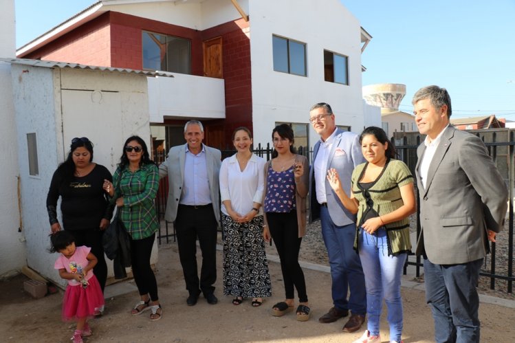FAMILIAS QUE VIVÍAN EN CAMPAMENTOS DE COQUIMBO CUMPLEN SUEÑO DE LA CASA PROPIA FAMILIAS QUE VIVÍAN EN CAMPAMENTOS DE COQUIMBO CUMPLEN SUEÑO DE LA CASA PROPIA
