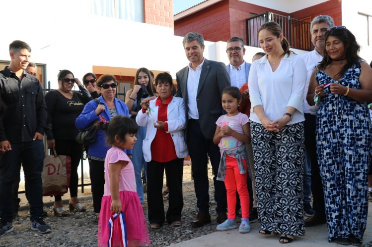 FAMILIAS QUE VIVÍAN EN CAMPAMENTOS DE COQUIMBO CUMPLEN SUEÑO DE LA CASA PROPIA