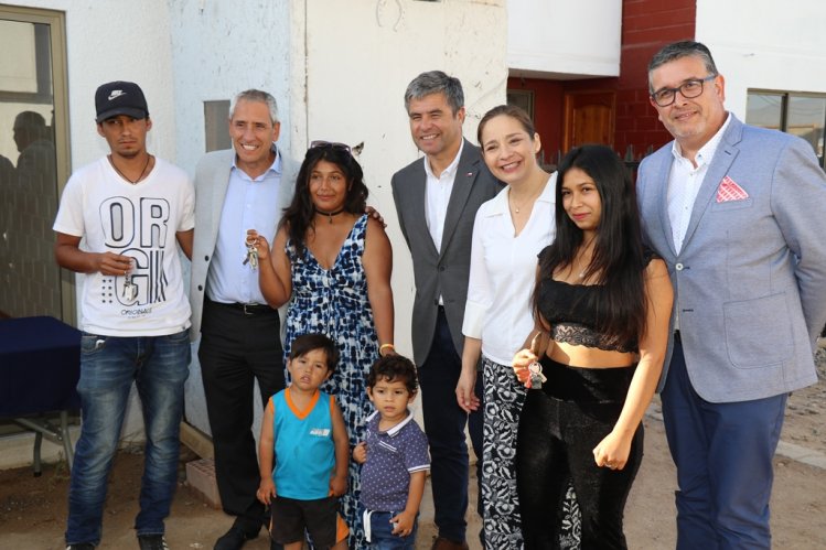 FAMILIAS QUE VIVÍAN EN CAMPAMENTOS DE COQUIMBO CUMPLEN SUEÑO DE LA CASA PROPIA FAMILIAS QUE VIVÍAN EN CAMPAMENTOS DE COQUIMBO CUMPLEN SUEÑO DE LA CASA PROPIA