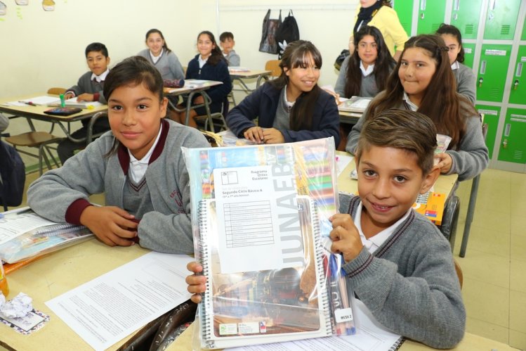 MÁS DE CIEN MIL ESTUDIANTES RECIBIRÁN COMPLETO KIT DE ÚTILES ESCOLARES