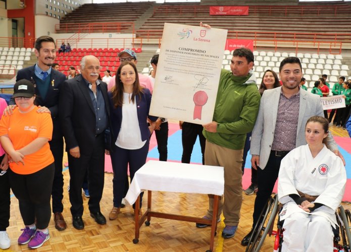 FIRMAN CONVENIO CON AGRUPACIÓN DE DEPORTES INCLUSIVOS