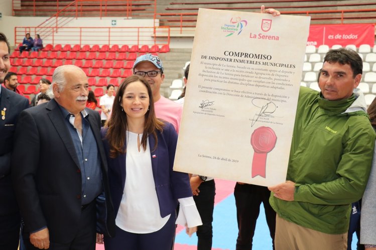 FIRMAN CONVENIO CON AGRUPACIÓN DE DEPORTES INCLUSIVOS