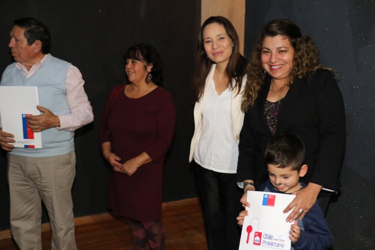56 FAMILIAS DE ILLAPEL RECIBIERON SUS ANHELADOS TÍTULOS DE DOMINIO 56 FAMILIAS DE ILLAPEL RECIBIERON SUS ANHELADOS TÍTULOS DE DOMINIO