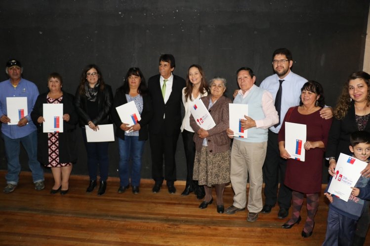 56 FAMILIAS DE ILLAPEL RECIBIERON SUS ANHELADOS TÍTULOS DE DOMINIO 56 FAMILIAS DE ILLAPEL RECIBIERON SUS ANHELADOS TÍTULOS DE DOMINIO