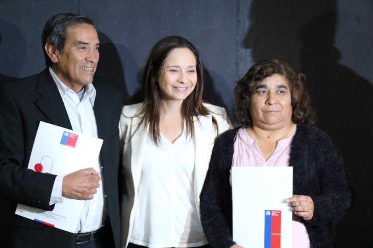 56 FAMILIAS DE ILLAPEL RECIBIERON SUS ANHELADOS TÍTULOS DE DOMINIO 56 FAMILIAS DE ILLAPEL RECIBIERON SUS ANHELADOS TÍTULOS DE DOMINIO