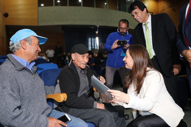 56 FAMILIAS DE ILLAPEL RECIBIERON SUS ANHELADOS TÍTULOS DE DOMINIO 56 FAMILIAS DE ILLAPEL RECIBIERON SUS ANHELADOS TÍTULOS DE DOMINIO