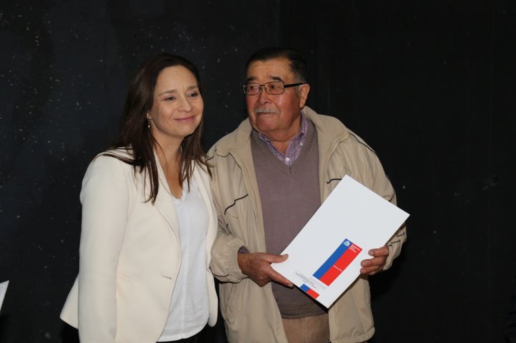 56 FAMILIAS DE ILLAPEL RECIBIERON SUS ANHELADOS TÍTULOS DE DOMINIO 56 FAMILIAS DE ILLAPEL RECIBIERON SUS ANHELADOS TÍTULOS DE DOMINIO