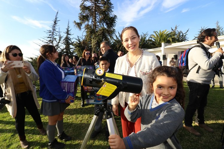 GOBIERNO INICIA ENTREGA DE KITS ASTRONÓMICOS A 69 ESTABLECIMIENTOS EDUCACIONALES DE LA REGIÓN DE COQUIMBO GOBIERNO INICIA ENTREGA DE KITS ASTRONÓMICOS A 69 ESTABLECIMIENTOS EDUCACIONALES DE LA REGIÓN DE COQUIMBO