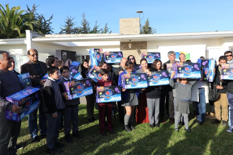 GOBIERNO INICIA ENTREGA DE KITS ASTRONÓMICOS A 69 ESTABLECIMIENTOS EDUCACIONALES DE LA REGIÓN DE COQUIMBO GOBIERNO INICIA ENTREGA DE KITS ASTRONÓMICOS A 69 ESTABLECIMIENTOS EDUCACIONALES DE LA REGIÓN DE COQUIMBO