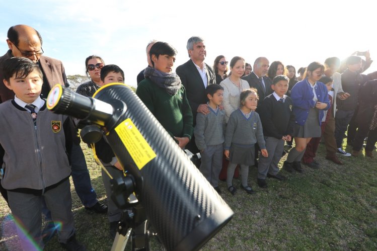 GOBIERNO INICIA ENTREGA DE KITS ASTRONÓMICOS A 69 ESTABLECIMIENTOS EDUCACIONALES DE LA REGIÓN DE COQUIMBO GOBIERNO INICIA ENTREGA DE KITS ASTRONÓMICOS A 69 ESTABLECIMIENTOS EDUCACIONALES DE LA REGIÓN DE COQUIMBO
