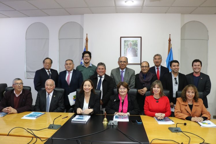 GOBIERNO REGIONAL Y MINSAL FINANCIARÁN BECAS DE ESPECIALIZACIÓN PARA 122 MÉDICOS GOBIERNO REGIONAL Y MINSAL FINANCIARÁN BECAS DE ESPECIALIZACIÓN PARA 122 MÉDICOS