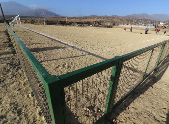 GOBIERNO ENTREGA CIERRE PERIMETRAL Y NIVELACIÓN DE LA CANCHA DE FÚTBOL DE CALETA LOS HORNOS