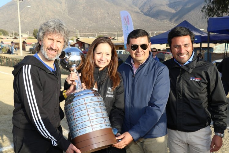 GOBIERNO ENTREGA CIERRE PERIMETRAL Y NIVELACIÓN DE LA CANCHA DE FÚTBOL DE CALETA LOS HORNOS